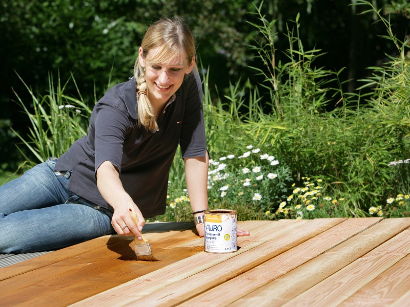 Die Terrasse mit Terrassenöl auffrischen und schützen