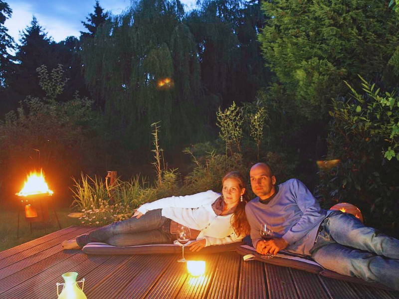 Paar genießt den Abend auf der aufgefrischten Terrasse 
