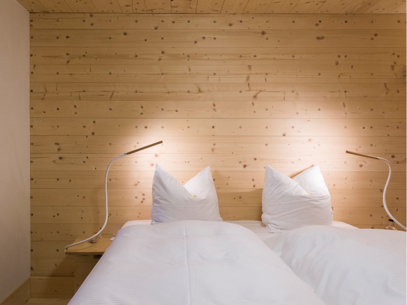 Gutes Raumklima im Schlafzimmer des Sleepwood-Hotels in Eupen durch viel Holz und Flächenheizungen