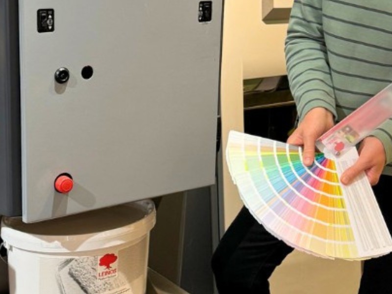 Farbfächer für Wandfarben von Leinos mit über 1000 Farbtönen durch Farbmischmaschine