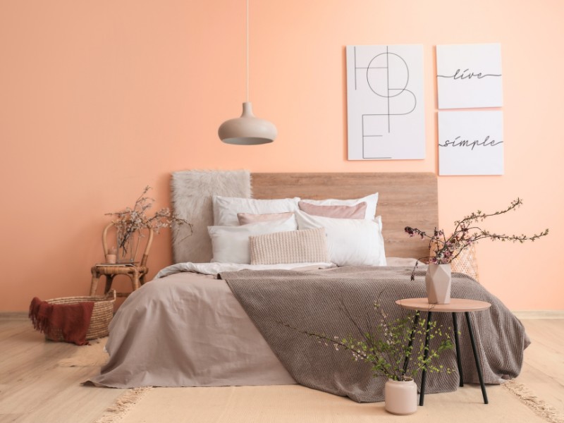 In Verbindung mit Naturtönen entfaltet der softe Apricot-Ton eine entspannende Wirkung im Schlafzimmer