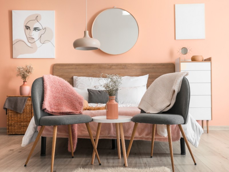 Im Wohnzimmer sorgt Peach Fuzz für eine gemütliche Atmosphäre 
