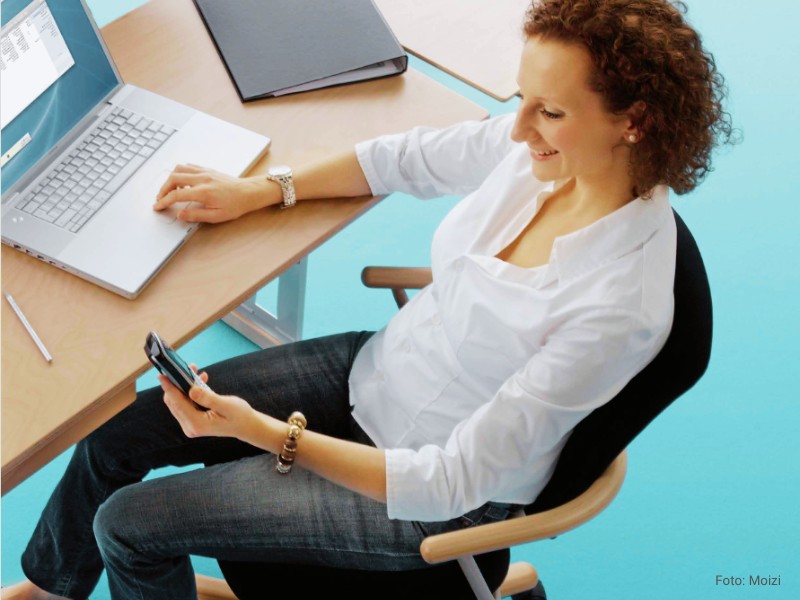 Dynamisches Sitzen im HomeOffice beugt Verspannungen vor
