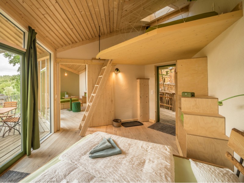 Die Zimner der Baumhäuser sind mit viel Holz und natürlichen Materialien gestaltet