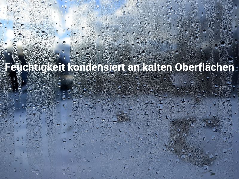 Die Feuchtigkeit kondensiert an kühlen Oberflächen wie z. B. am Fenster oder Badspiegel