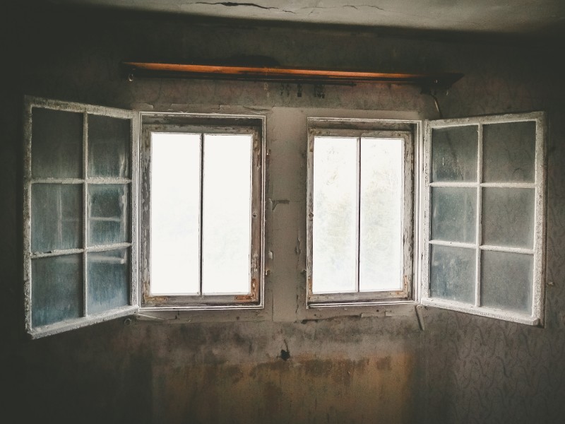 Zwei Kellerfenster sind weit geöffnet zum Lüften.