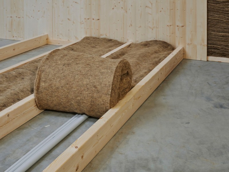Einfache Dämmung des Fußbodens mit Schafwoll-Rollen von Isolena 