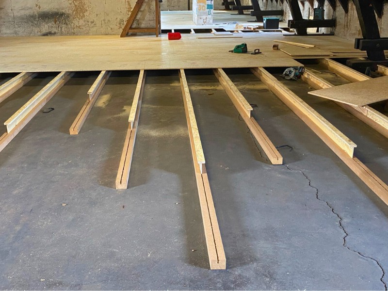 Begehbare Dämmung der obersten Geschossdecke, mit einer Holzunterkonstruktion auf dem Betonboden