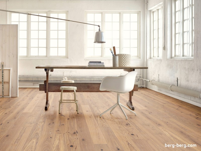 Modernes, großes, helles Loft minimalistisch eingerichtet, mit Schreibtisch und einem natürlichen Parkettboden von Berg & Berg